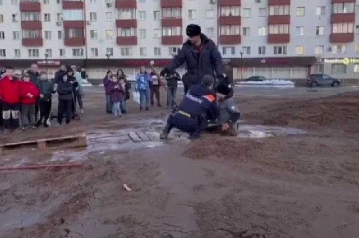    Двое детей увязли в образовавшемся в центре Солнечногорска грязевом болоте