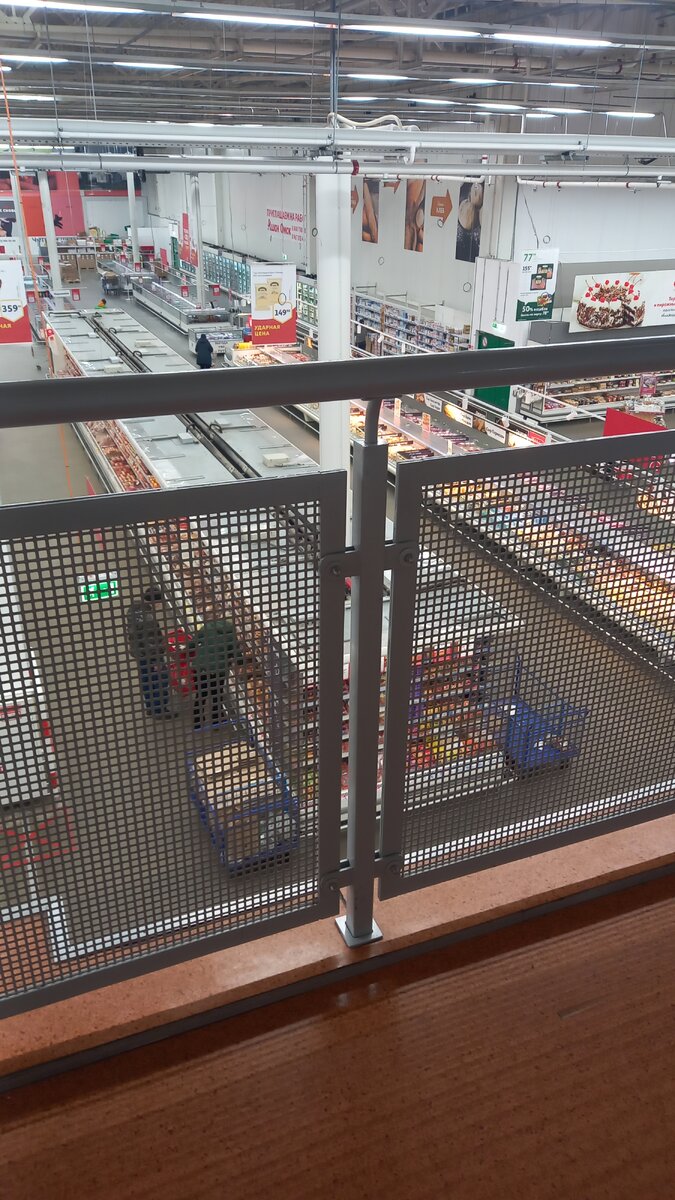 Торговый зал "Ашана" с высоты 3 этажа, где находятся служебные помещения.