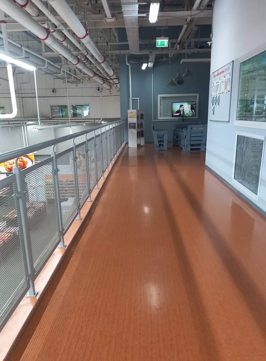 Справа видно окно столовой, слева внизу — торговый зал.