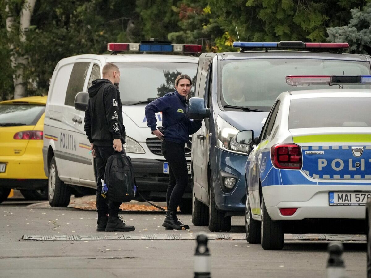    Полицейские возле отеля в Бухаресте, где был найден мертвым французский военнослужащий© AP Photo / Vadim Ghirda