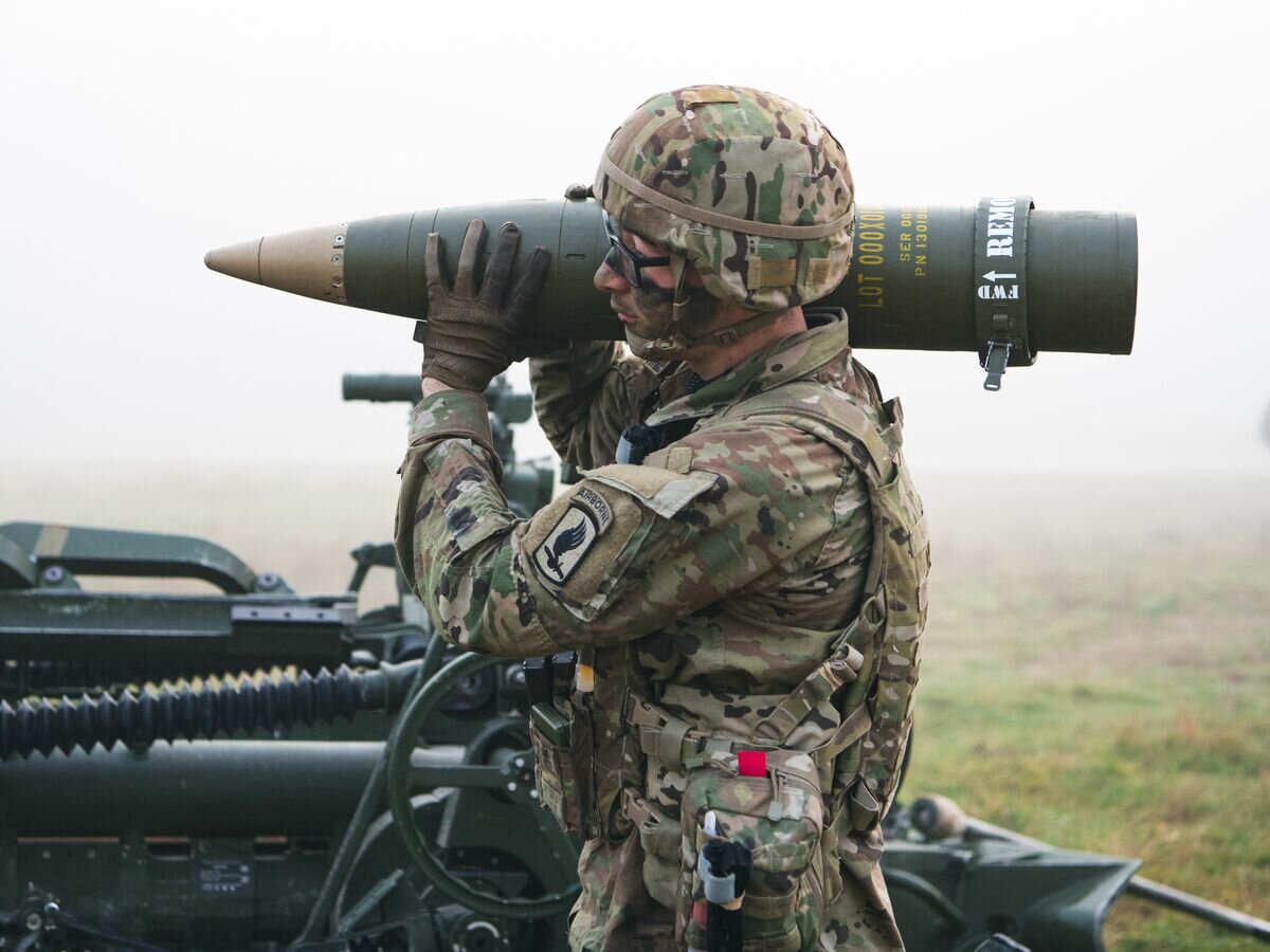   Американский солдат несет снаряд для гаубицы M777© Фото : Public domain/ Staff Sgt. John Yountz