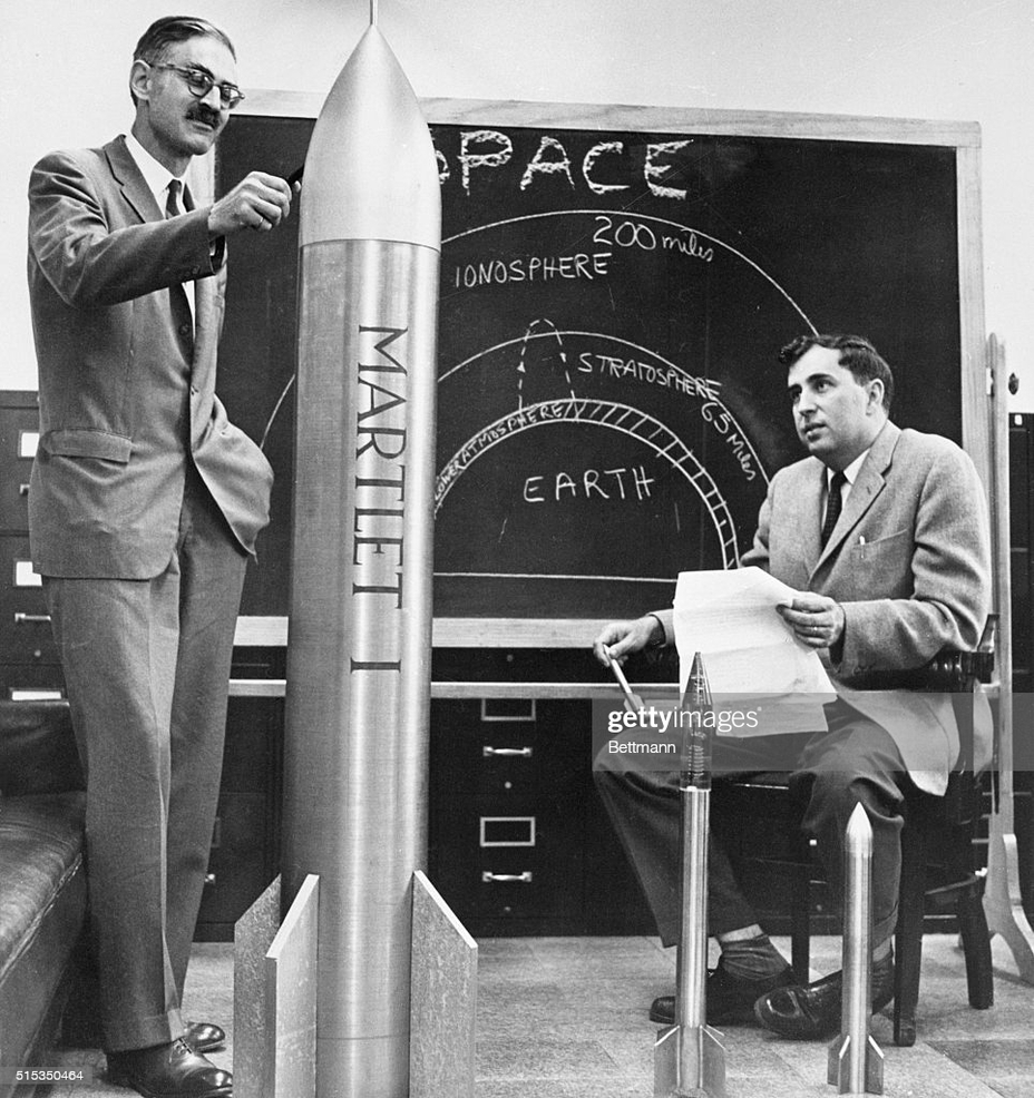 Дональд Морделл (слева) и Джеральд Булл представляют модель высотного снаряда Martlet I; 26 марта 1962 года gettyimages.co.uk