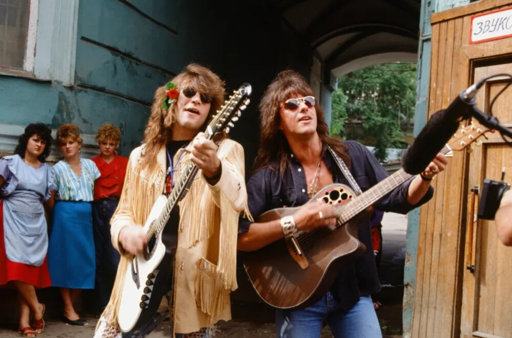 Джон Бон Джови и Ричи Самбора - импровизированный джем в московской подворотне - август 1989