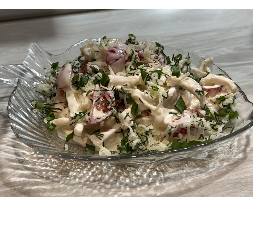 Фото автора. Салат "Любовница капитана" стал настоящим хитом нашего праздничного стола, благодаря своему неповторимому вкусу и легкости приготовления