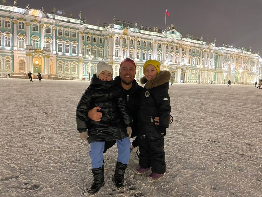 МИРА С ОТЦОМ И СЕСТРОЙ. ФОТО: T.ME/@MIRA_LEBEDEVA