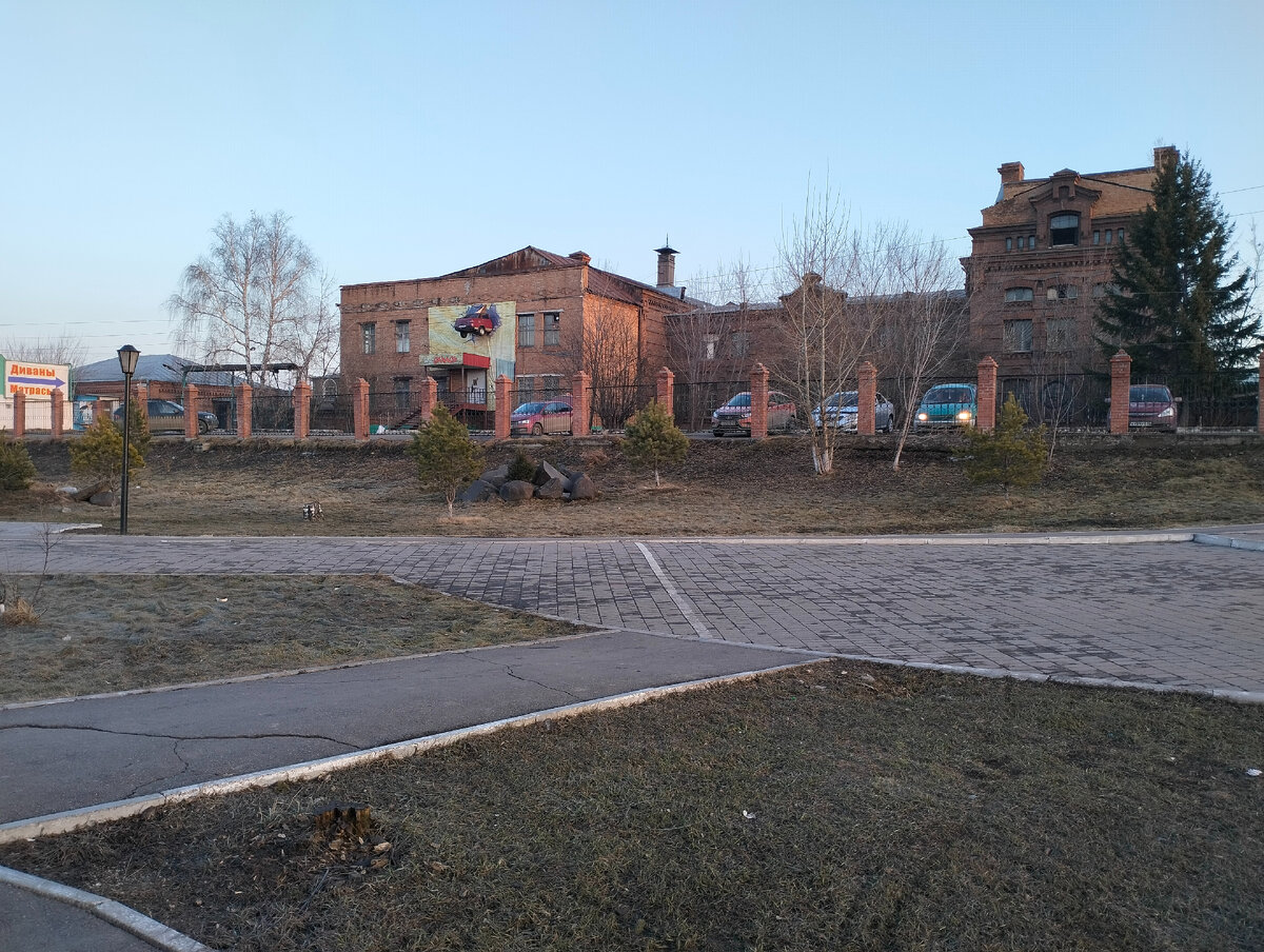 Винный завод (фото сделано из парка).