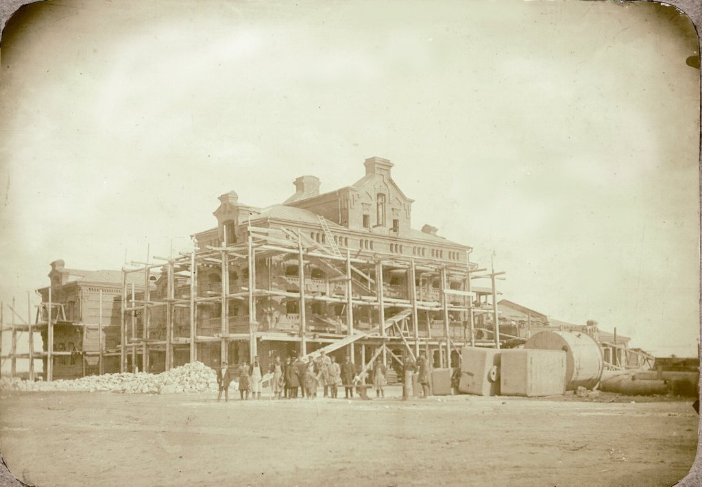 Винный завод строился на пустыре за городом. После завершения работ перед ним осталось голое поле.