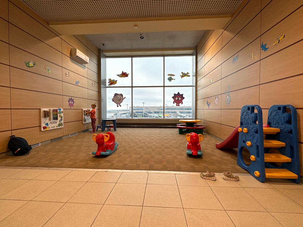 Внутри пеленальные столики для самых маленьких, спальная комната для детей, гардеробная, игровая, кухня со стульчиками для кормления, а также санузел и душевая. Фото: Карина Корякина / Яндекс Карты