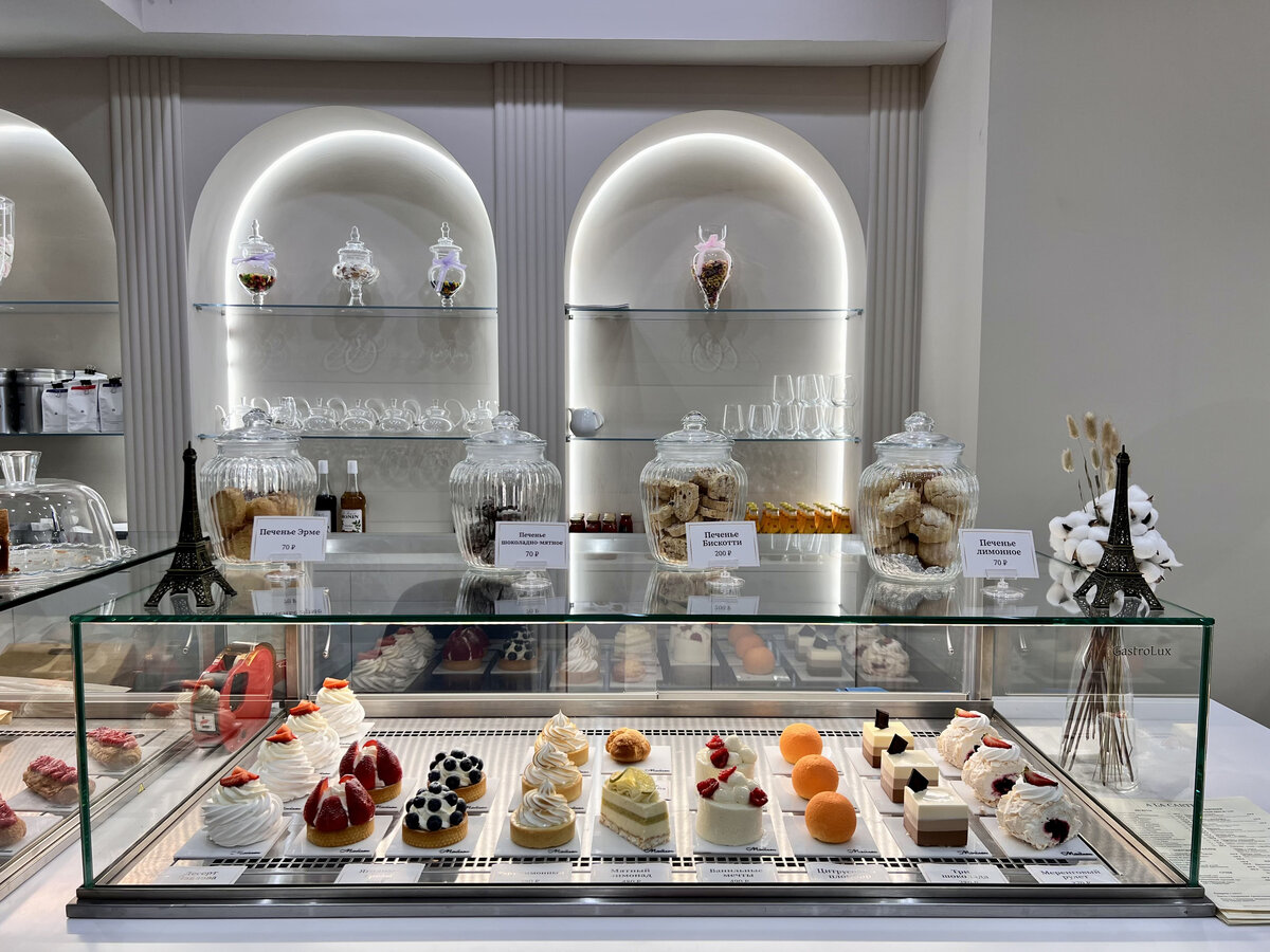 витрина с авторскими десертами