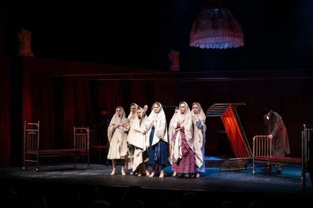    Все девушки в публичном доме - одна семья. Фото: Омский государственный драматический «Пятый театр»/ Анна Шестакова