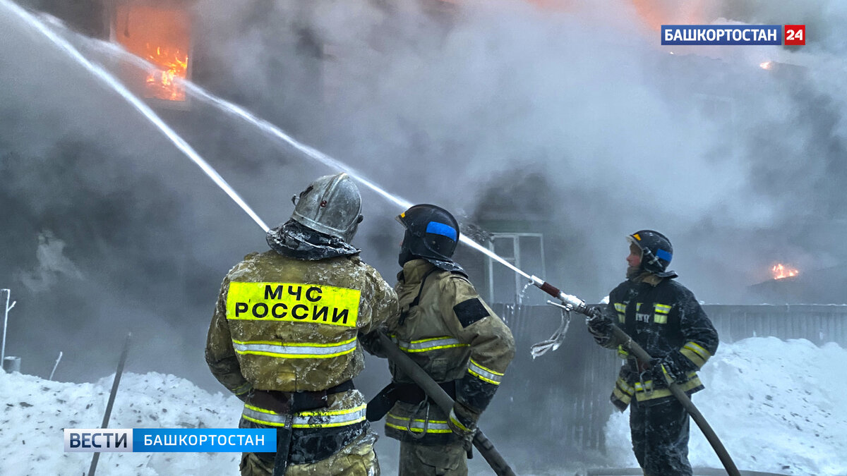    Огонь на площади 92 квадратных метров: в Башкирии из пожара в жилом доме спаслись двое детей