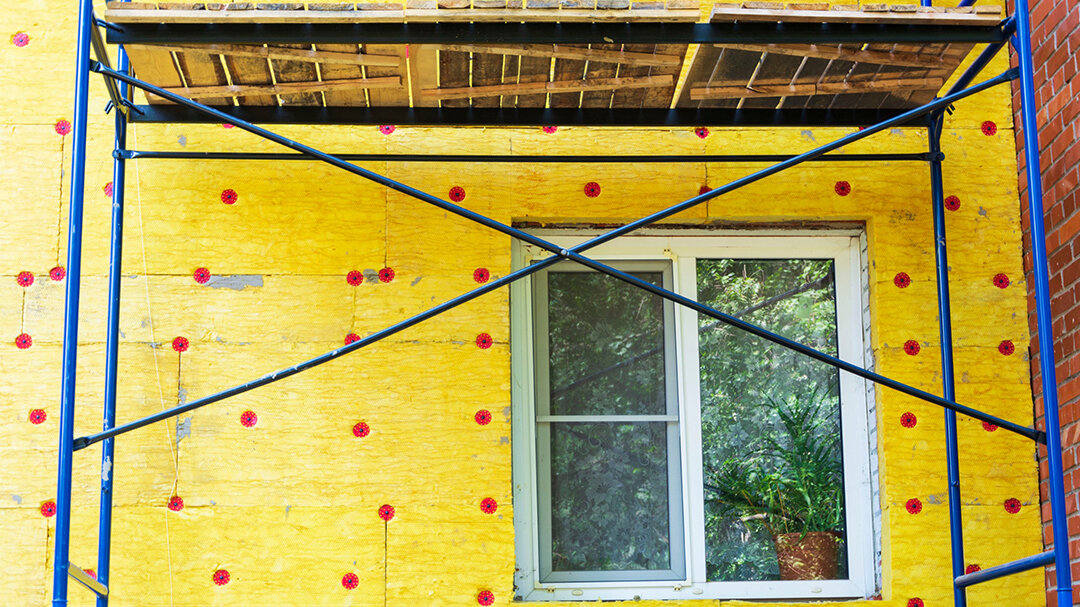 Через стены теряется около 40% тепла. Чем не повод наконец утеплить дом?