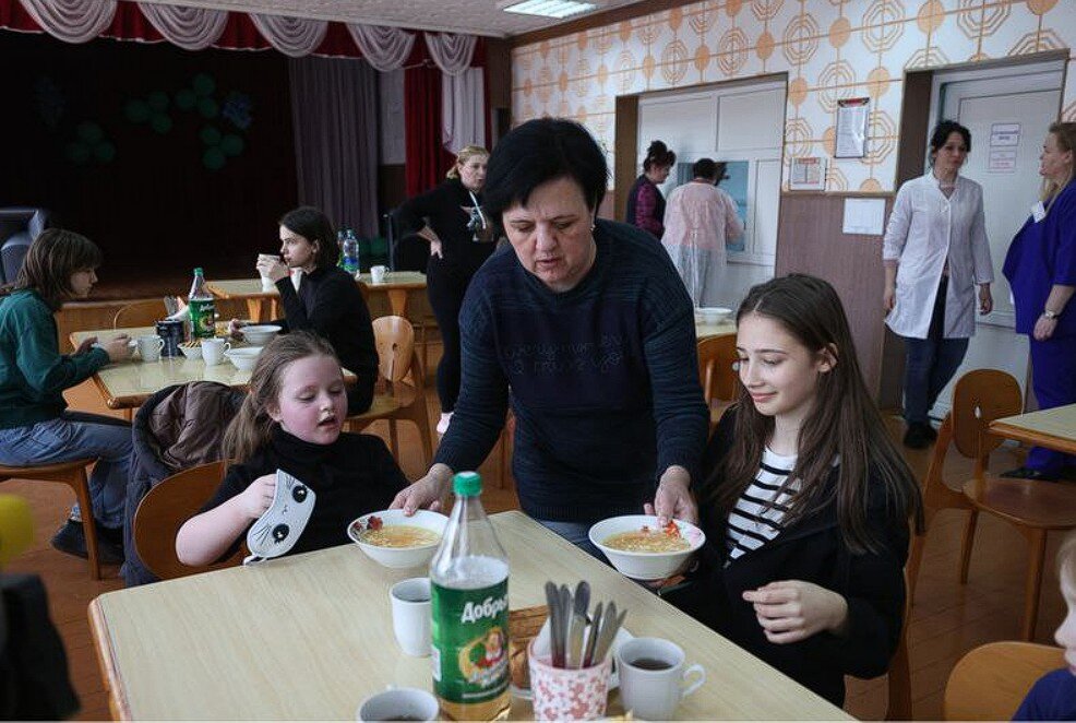 Коллектив "Рапсодии" с белорусской столовой