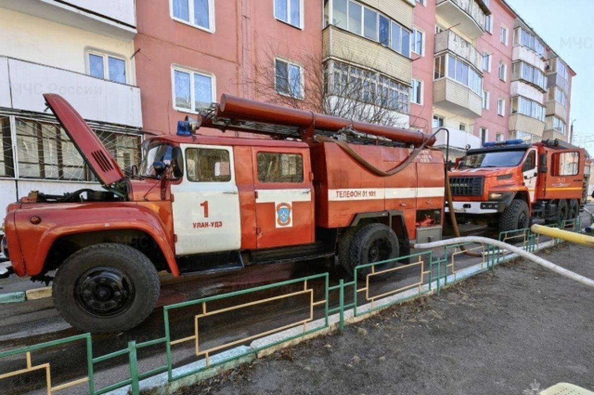    14 человек спасли из задымленного подъезда жилого дома в Улан-Удэ