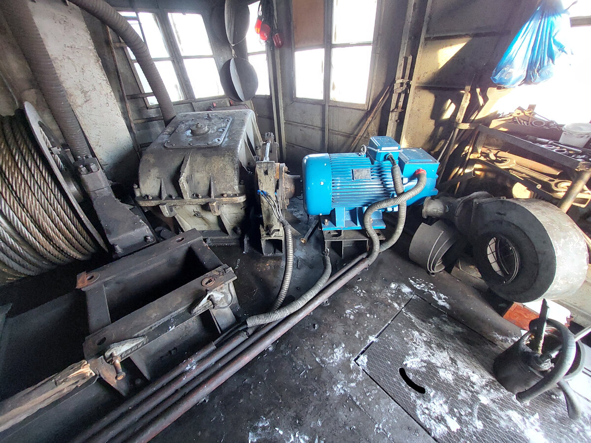 Лебедка с электродвигателем поворота