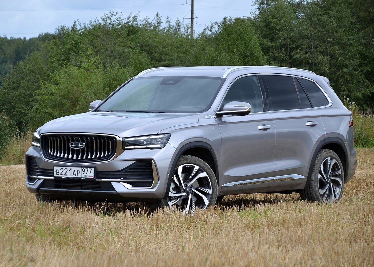 История

Сертификация автомобилей Geely в России была проведена в начале 2022 года. В России автомобиль получил название Monjaro в честь вулкана Килиманджаро.
Автомобиль производится на платформе CMA вместе со своим «собратом» — «близнецом» Geely Tugella. Платформа разработана компанией Volvo. Автомобиль близок по габаритам к Škoda Kodiaq и Hyundai Santa Fe. Объём багажника составляет 562 литра.
В России автомобиль оснащается бензиновым двигателем внутреннего сгорания Volvo JLH-4G20TDB, восьмиступенчатой автоматической трансмиссией Aisin и подключаемым полным приводом с муфтой BorgWarner.
Предлагаются следующие комплектации: Luxury, Flagship и Exclusive. Изначально дебют модели планировался в феврале 2022 года, однако он был задержан до 15 марта 2023 года. Продажи автомобиля осуществляются с апреля 2023 года.