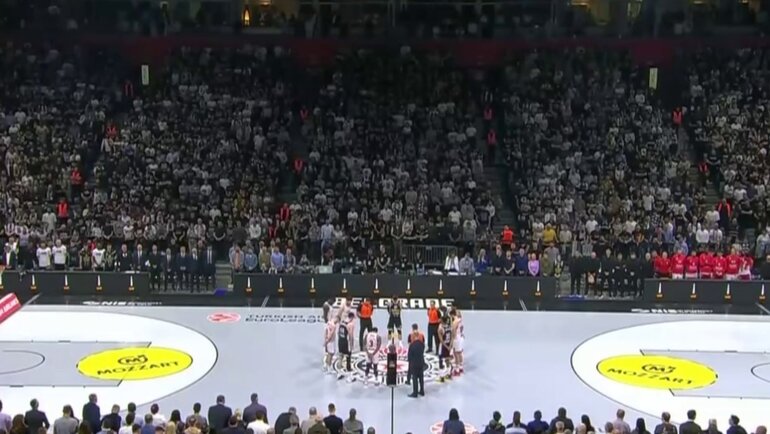   Минута молчания перед матчем между «Партизаном» и «Олимпиакосом».Скриншот видео