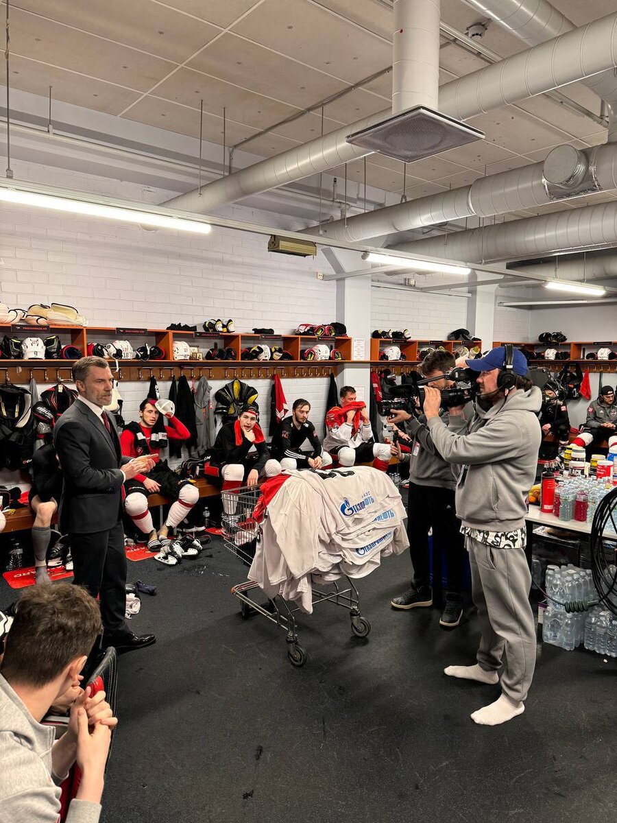 Ты не проиграл, пока не остановился». Внимательные зрители нашего ютуб-канала видели эту прекрасную надпись на бегущей строке в нашей раздевалке на G-Drive Арене.

На мой взгляд, эта фраза идеально описывает нашу команду в последнюю неделю. Многие списывали нас со счетов, не верили. Но команда не замерла, не остановилась, а приложила экстраусилия, искала новые игровые пути.

Мне понравилась фраза Сергея Звягина после пятого матча. Он рассказывал журналистам о разговоре с пятеркой большинства в офисе, где был детализированный анализ: «Здорово, когда такая атмосфера, когда видно, что игроки не упаковали чемоданы, а хотят докопаться, найти путь к победе. Пусть такой тяжелый. Но в плей-офф простых не бывает». 

Проделана огромная тактическая, физическая и психологическая работа. Потрясающие эмоции, пульс – запредельный, после сирены пытался отдышаться, будто сам откатал пару смен.

Но времени праздновать нет. 

«Авангард, 
Рано бриться, 
Рано отдыхать. 
Парни, надо
Побеждать!» 

Это прекрасное стихотворение и плакат нашего болельщика с игры во вторник. Полностью согласен: бриться рано, побеждать – надо.

Для этого нам очень нужны вы, болельщики. Очень ждем 12 000 человек и раскаленную атмосферу. Атмосферу самой шумной арены страны.

Омск, до встречи!