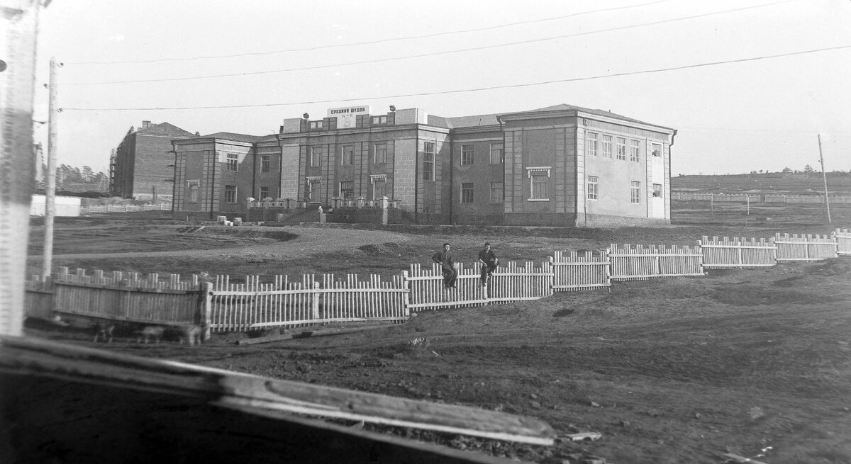 1936-1937 год. 14-я школа построена на средства "Магнезита". 