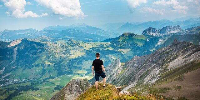 Почему важно работать над собой? 
Работа над собой играет ключевую роль в нашей жизни, поскольку помогает нам:
- Познать себя глубже: Активное самоисследование и самоанализ помогают нам лучше понять свои потребности, желания, ценности и убеждения.
- Преодолеть личные ограничения: Работая над собой, мы можем развивать навыки, умения и качества, которые помогут нам преодолеть свои личные ограничения и достичь новых высот.
- Стать более уверенными и успешными: Личный рост и саморазвитие укрепляют нашу самооценку, повышают уровень уверенности и способствуют достижению успеха в различных областях жизни.
- Постигнуть смысл жизни: Работа над собой помогает нам определить наши жизненные цели и стремления, что помогает нам осознать смысл нашего существования и направить нашу жизнь в нужном направлении.
