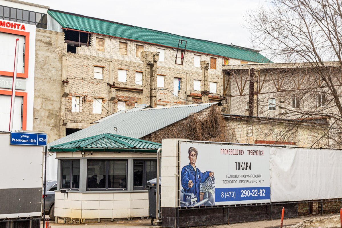    Из мастера – в охранники.