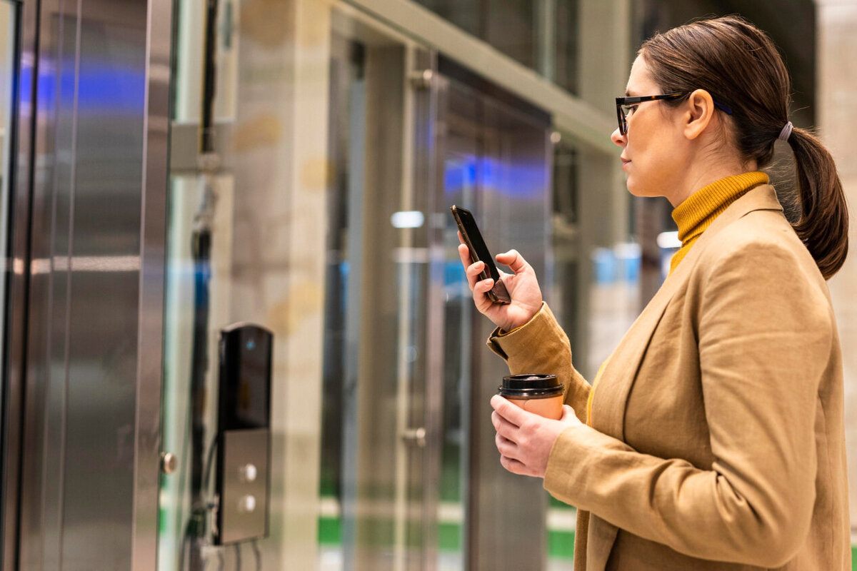     Вне зоны доступа: почему зачастую в лифтах пропадает интернет и сотовая связь?