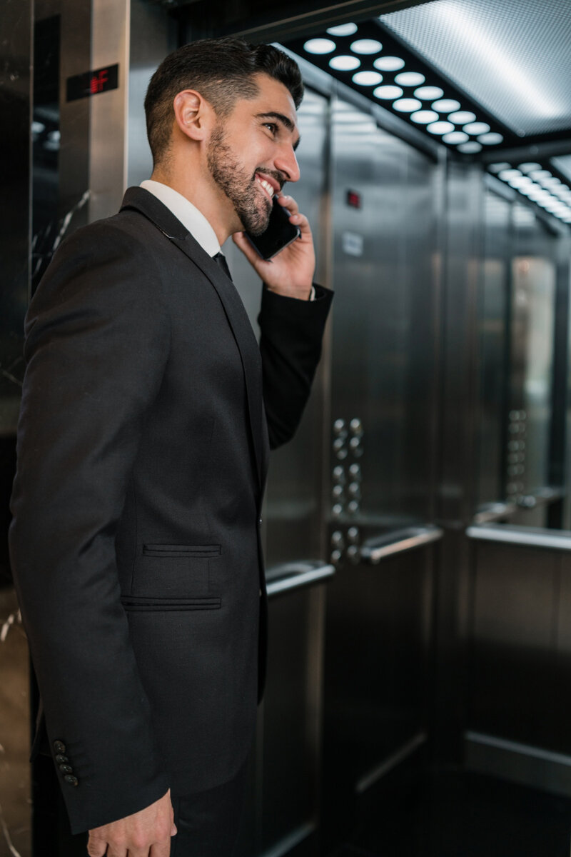    Завершить телефонный разговор нужно до того, как двери лифта закроются. Иначе есть риск, что звонок оборвется в самый неподходящий момент.Freepik