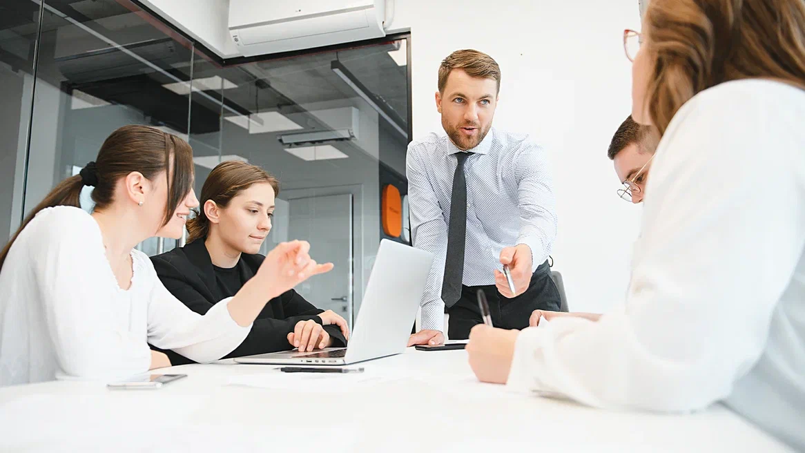 большие деньги. хочу много зарабатывать. женщина радуется деньги. счастливый человек с деньгами. хочу много зарабатывать.