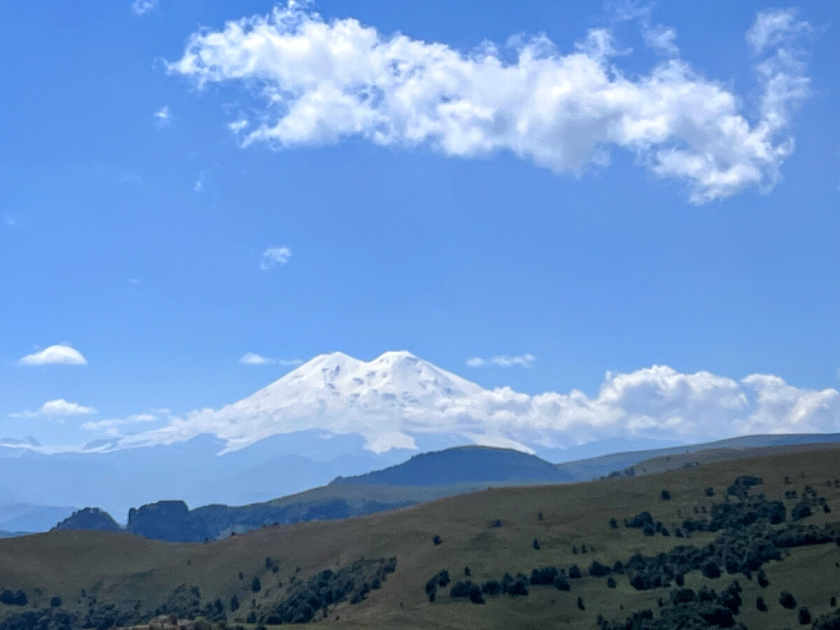 Эльбрус – стратовулкан, он сложен из множества слоев застывшей лавы. 
