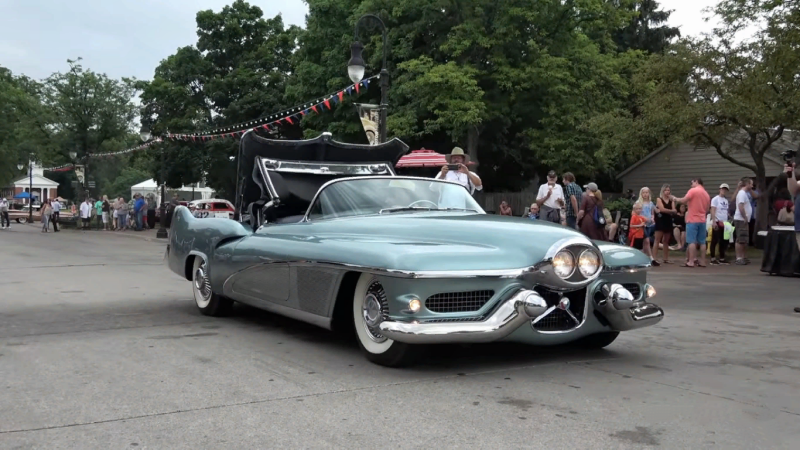 Легендарный автомобильный дизайнер Харли Эрл всегда хотел превзойти своих соперников.