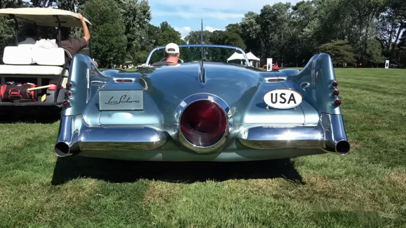 Легендарный автомобильный дизайнер Харли Эрл всегда хотел превзойти своих соперников.-3