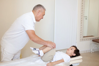 Детский невролог-остеопат проводит лечение детей любого возраста