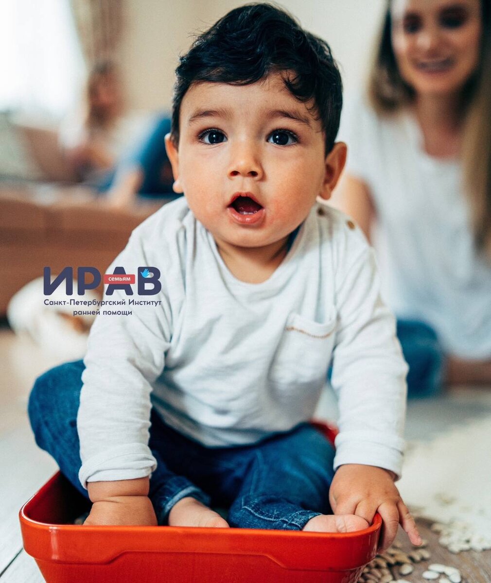 
Часто у высокочувствительного ребёнка есть отвращение и брезгливость ко всем материалам, которые вы предлагаете.
⠀
Тогда начните с тех, которые обычно воспринимаются хорошо даже детьми с высокой чувствительностью:
⠀
☑️камни/галька (должны быть гладкими и холодными),
☑️желуди или каштаны,
☑️сухие помпоны,
☑️сухие завтраки,
☑️резиновые мячи, прыгунки, анти-стресс игрушки,
☑️пластиковые небольшие гладкие детали, как например, крышки от бутылок и др.
⠀
На фото вы найдете примеры наполнения сенсорных коробок.
⠀
Как же играть?🤔

Сохраняйте важный пост и делитесь с друзьями✔️
⠀
Предлагайте минимум 10 вариантов игры с коробкой. Ребёнку же надо знать, как играть с материалом, кроме того, чтобы просто, в нем сидеть, трогать его и разбрасывать.
⠀
Примеры вариантов игры:

✔️перекладывать в банку/высыпать из неё,
✔️складывать в мешочек/высыпать,
✔️лопаткой перекладывать из одного места в другое,
✔️спрятать ручку/ножку в материал, искать её,
✔️погрузиться полностью в материал, доставать по просьбе руку, прятать снова, доставать ногу, прятать снова,
✔️спрятать любимую игрушку в материал, найти её,
✔️заполнить футболку/кофточку материалом, доставать его из неё,
✔️раскладывать в разные по размеру мисочки, сравнивать количество,
✔️лечь на живот в контейнер, опустить лицо в материал, нюхать его, трогать кожей лица (❗️соблюдая меры безопасности, конечно),
✔️потоптаться ножками, попрыгать по материалу,
✔️максимально раздеться (до подгузника/трусиков) и закопаться в материал.
⠀
Как видите, не надо настаивать на сложных играх, максимальная простота важна, чтобы дать сенсорному развитию шанс.
⠀
Ставьте 🔥, если было полезно!