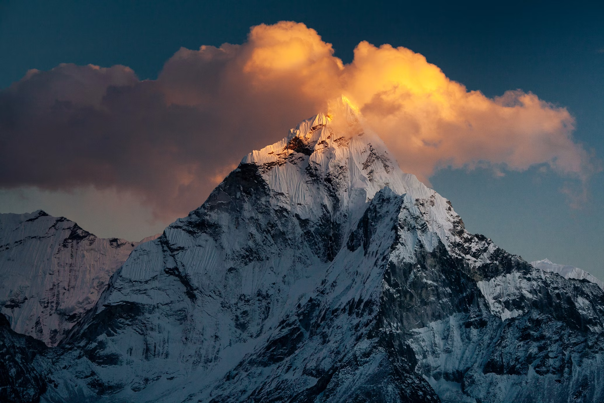 В Непале расположено сразу 8 гор-восьмитысячников, включая высочайшую вершину мира Эверест. Трекинг в этой стране — одна из главных целей среди активных туристов, любителей гор и альпинизма.-3