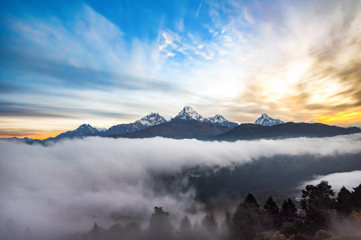 В Непале расположено сразу 8 гор-восьмитысячников, включая высочайшую вершину мира Эверест. Трекинг в этой стране — одна из главных целей среди активных туристов, любителей гор и альпинизма.-5