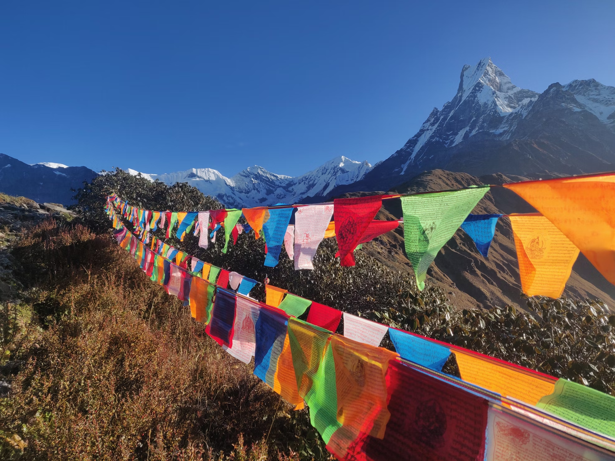 В Непале расположено сразу 8 гор-восьмитысячников, включая высочайшую вершину мира Эверест. Трекинг в этой стране — одна из главных целей среди активных туристов, любителей гор и альпинизма.-4