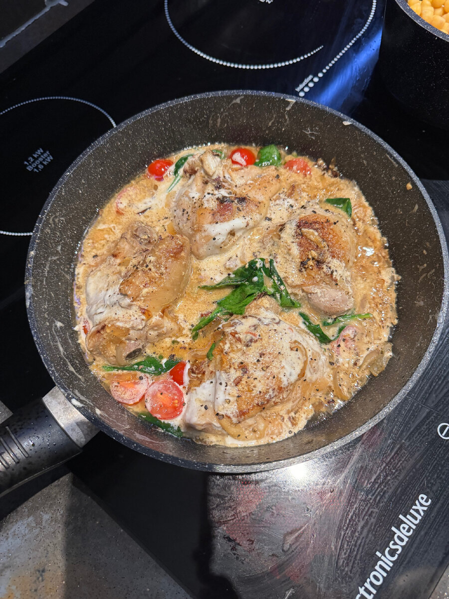 Курица, шпинат, помидор, лук, сливки - готовить 30 минут (но с ребенком может занять и пару часов)