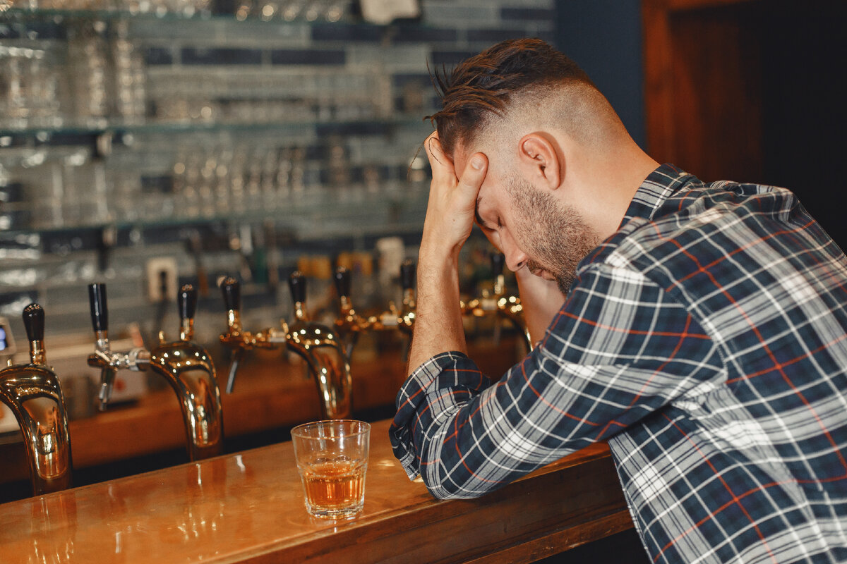 изображение от freepik "https://ru.freepik.com/free-photo/man-in-a-shirt-holds-a-glass-in-his-hands-guy-is-sitting-at-the-bar-and-holding-his-head_11745865.htm#fromView=search&page=1&position=51&uuid=a1d76a59-13e3-4d74-9c2c-e890b5881f01"