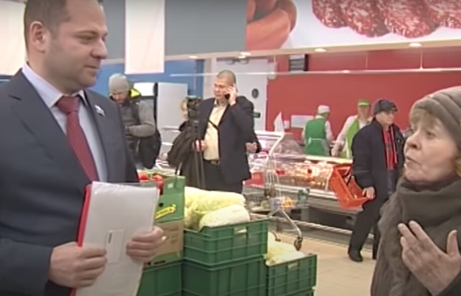 В магазине во время проверки покупательница пожаловалась депутату, что ей стало не по карману покупать сахар. Фото: соцсети.