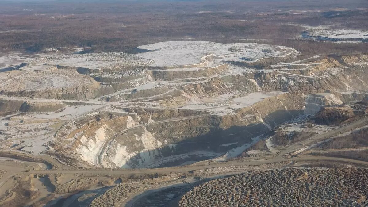     Родственники шахтеров, замурованных из-за обрушения породы на золотоносной амурской шахте «Пионер», обратились к Путину с просьбой взять под контроль спасательную операцию.