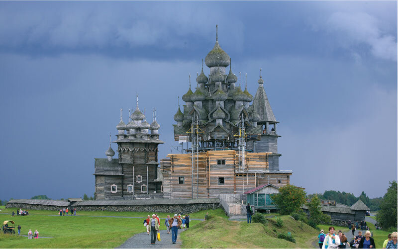 Фото погост кижи 3 класс. Ансамбль кижского погоста. Деревянное зодчество кижи. Фото погост кижи 3 класс. Фото погост кижи 3 класс.