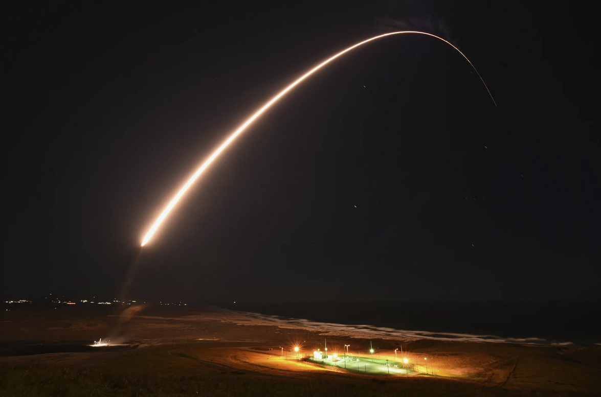 Так раньше летали американские ракеты Минитмен. Съемки 2010 года. Но с тех пор они летают всё хуже и хуже. Фото USAF 