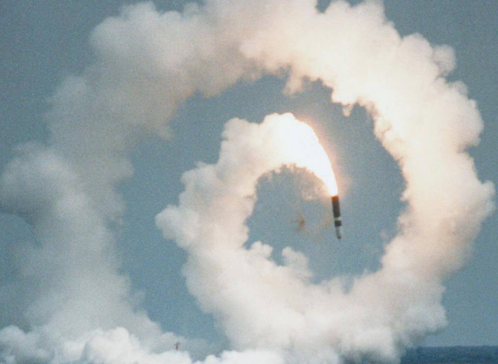 Два последних испытания "Традент-2" тоже оказались неудачными, а "британская" ракета ещё и чуть не угробила их министра обороны в декабре 2023 года. . Фото АР