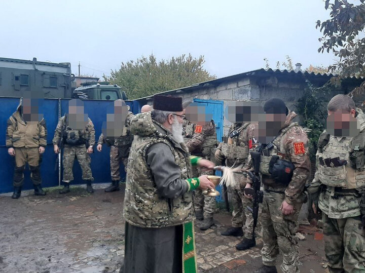 ОТЕЦ СВЯТОСЛАВ ОКОРМЛЯЕТ ПОДРАЗДЕЛЕНИЯ, КОТОРЫЕ ПОСТОЯННО ХОДЯТ В РАЗВЕДКУ. ФОТО ПРЕСС-СЛУЖБА СИНОДАЛЬНОГО ОТДЕЛА МОСКОВСКОГО ПАТРИАРХАТА