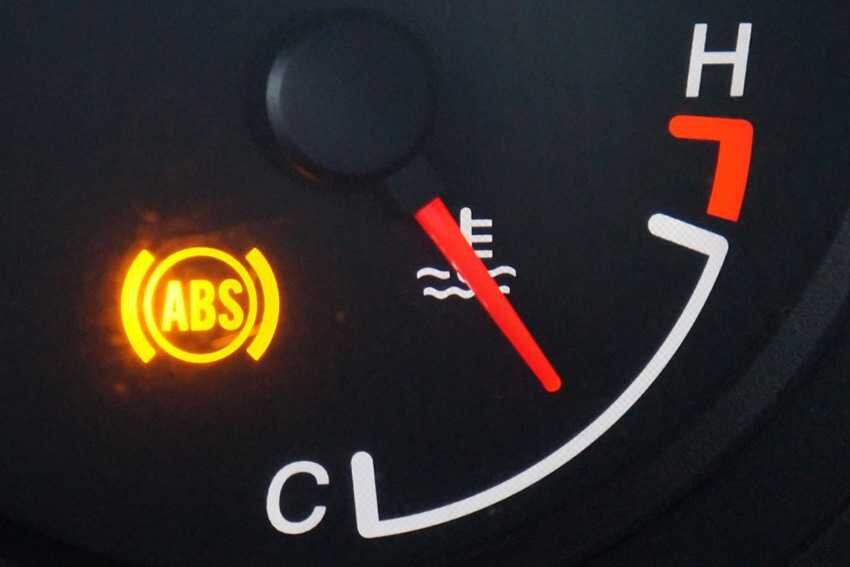 Когда на приборной панели автомобиля одновременно загораются индикаторы ABS (антиблокировочная система) и системы стабилизации (чаще всего имеется в виду ESP или система динамической стабилизации), это может указывать на одну или несколько потенциальных проблем. Вот несколько наиболее распространенных причин: