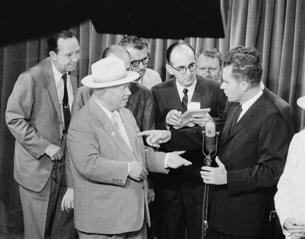 Советский лидер Никита Хрущев (слева) и вице-президент США Ричард Никсон (справа) во время кухонных дебатов в июне 1959 года в Москве.