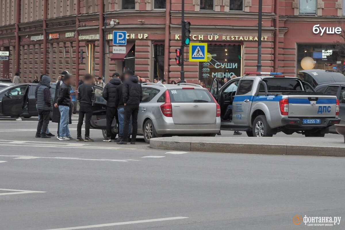 На улицах Петербурга зафиксировали сразу несколько скоплений сотрудников  полиции и ОМОНа. Читайте на 