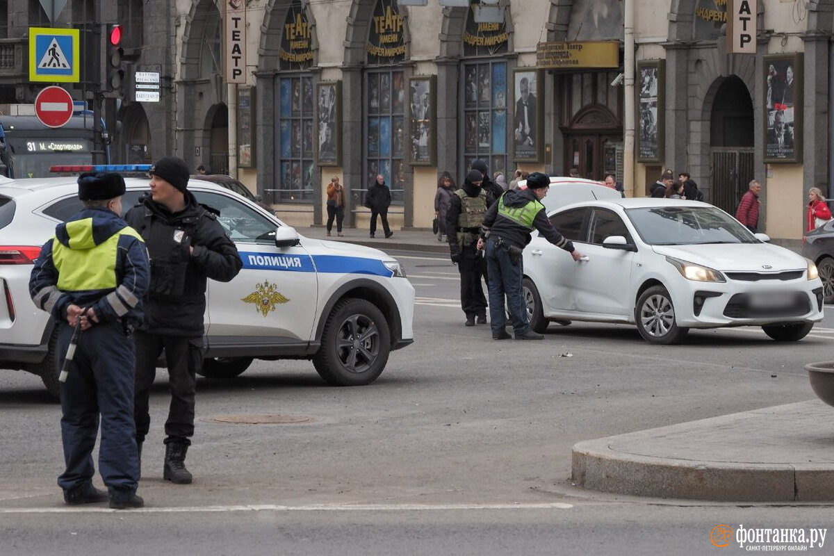 На улицах Петербурга зафиксировали сразу несколько скоплений сотрудников  полиции и ОМОНа. Читайте на 