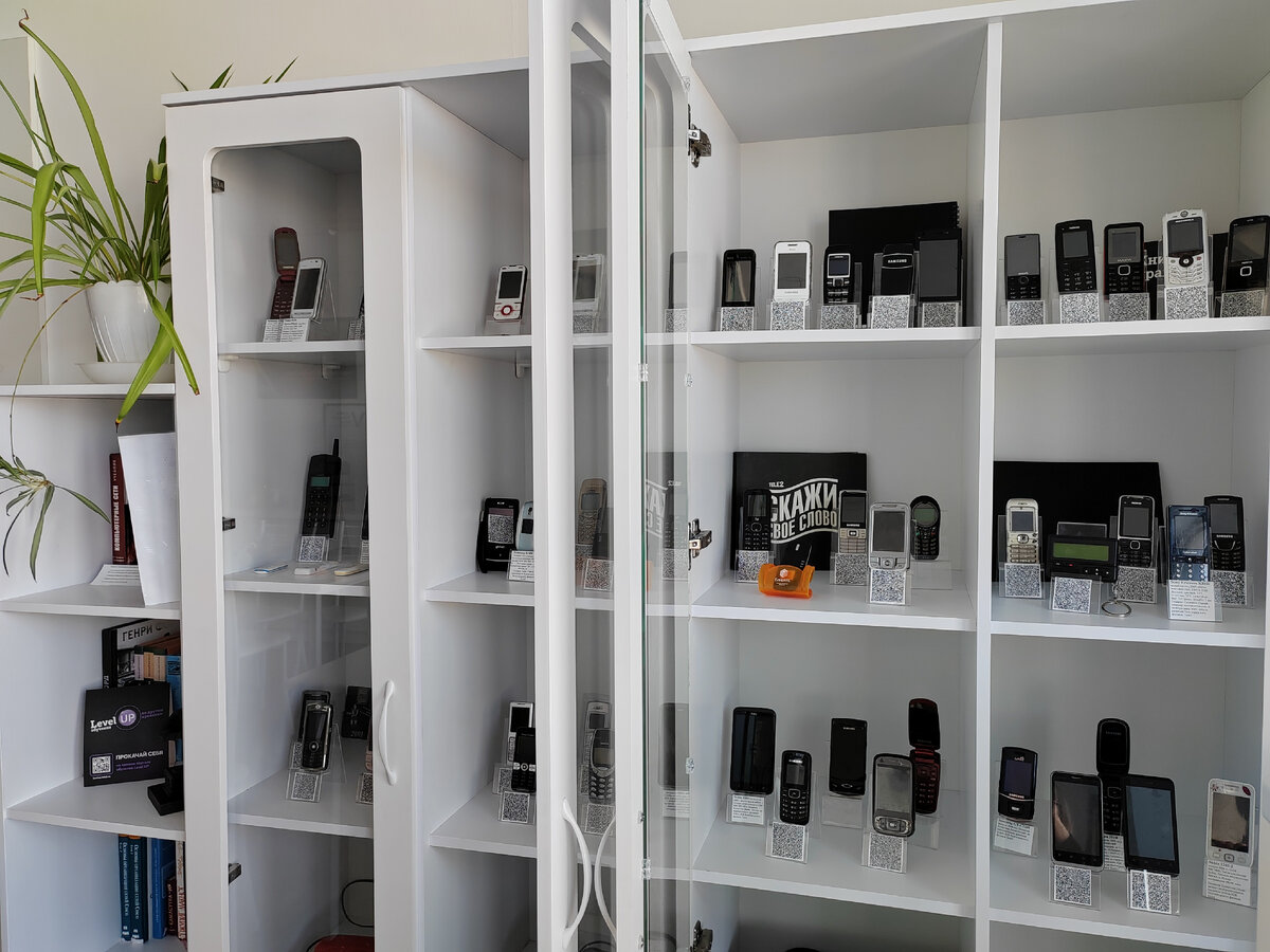 Музейная экспозиция мобильных раритетов в Волгоградском филиале ООО «Т2 Мобайл» (Теле2). 2024 г.