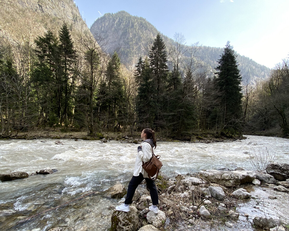 У подножия Гегского водопада